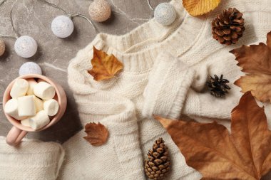 Gri arka planda süveter ve kahve ile sonbahar konsepti