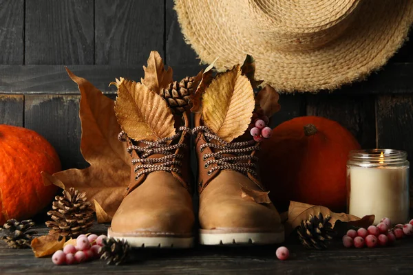 Concepto Desgaste Otoñal Con Botas Hojas Sobre Fondo Madera —  Fotos de Stock