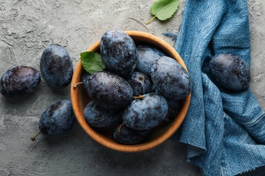 Gri arka planda erikli peçete ve kase