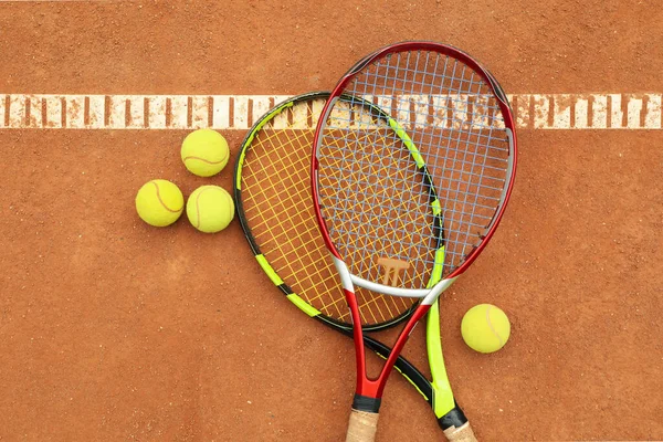 Tennisschläger Mit Tennisbällen Auf Sandplatz — Stockfoto