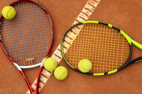 Kil Kortunda Tenis Topları Olan Tenis Raketleri — Stok fotoğraf