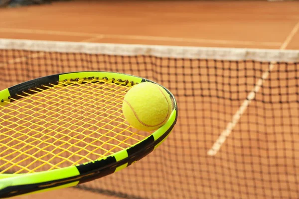 Tennis Racket Med Tennisboll Mot Lera Domstol — Stockfoto