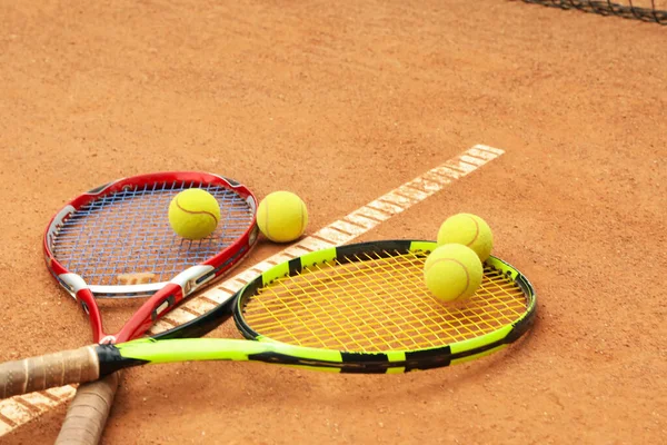 テニスラケットとテニスボール付きクレイコート — ストック写真