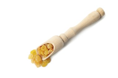 Beyaz arka planda kuru üzümlü ahşap kepçe