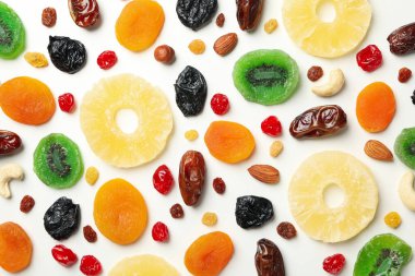 Beyaz arka planda lezzetli kurutulmuş meyveler, üst manzara