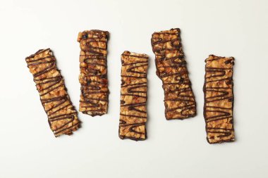 Beyaz arkaplanda lezzetli granola çubukları, üst görünüm