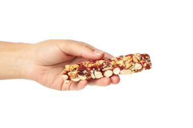 Beyaz arka planda yalıtılmış kadın el tutuşu granola çubuğu