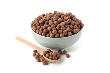 Beyaz arka planda izole mısır topları ile kase ve kaşık