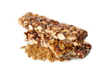 Beyaz arkaplanda izole edilmiş lezzetli granola çubukları