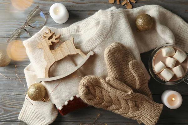 Winterconcept Met Koffie Met Marshmallow Trui Kaarsen Houten Ondergrond — Stockfoto