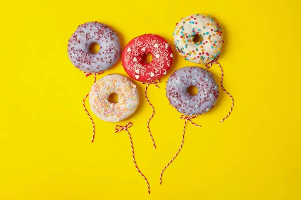 Konzept Der Luftballons Aus Donuts Auf Gelbem Hintergrund — Stockfoto