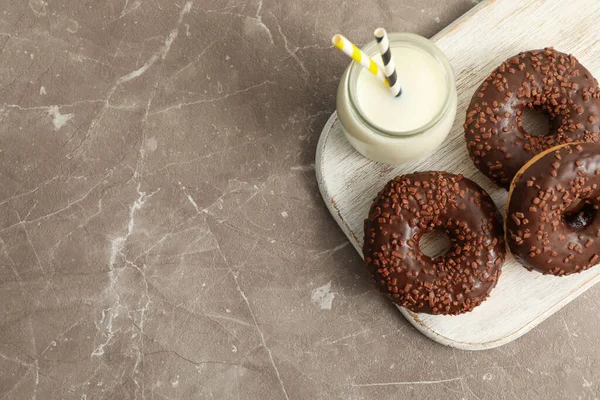 Milchglas Und Leckere Donuts Auf Grauem Tisch — Stockfoto