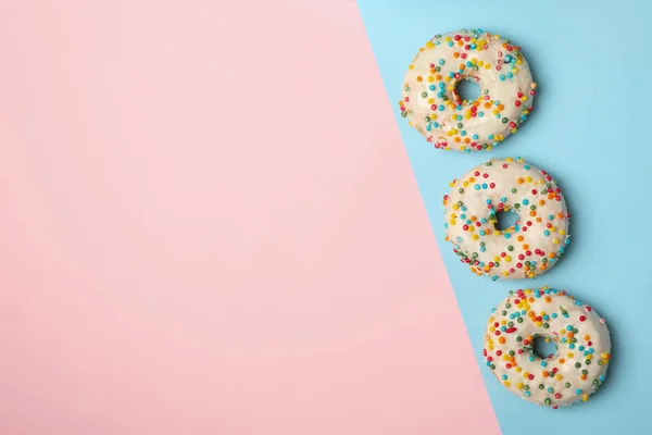 Leckere Donuts Auf Zweifarbigem Hintergrund Draufsicht — Stockfoto