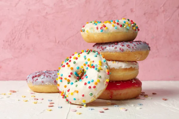 Leckere Donuts Auf Weißem Tisch Vor Rosa Hintergrund — Stockfoto
