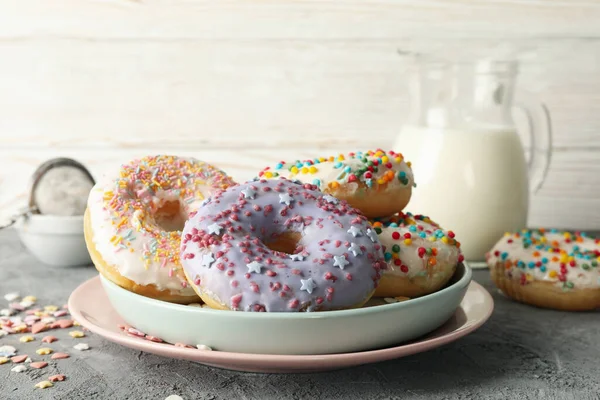 Konzept Des Leckeren Essens Mit Donuts Und Milch Auf Grauem — Stockfoto