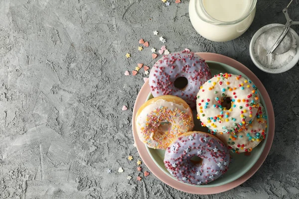 Концепция Вкусной Еды Пончиками Молоком Сером Фоне — стоковое фото