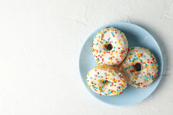 Teller Mit Leckeren Donuts Auf Weißem Hintergrund — Stockfoto