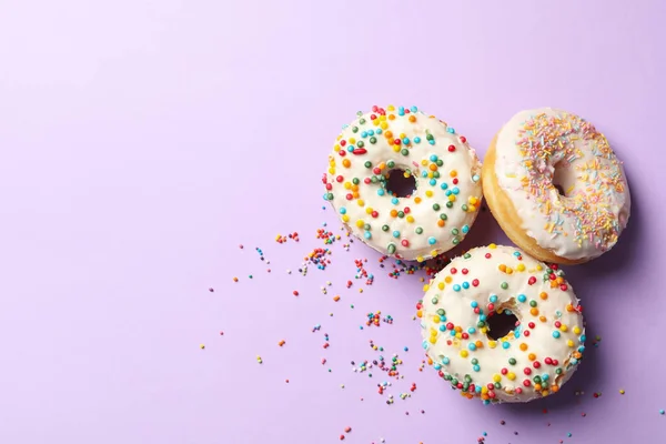 Drei Leckere Donuts Auf Violettem Hintergrund Draufsicht — Stockfoto