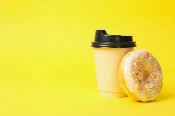 Paper Cup Donut Yellow Background — Stock Photo, Image