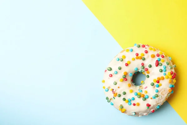 Ein Leckerer Donut Auf Zweifarbigem Hintergrund — Stockfoto