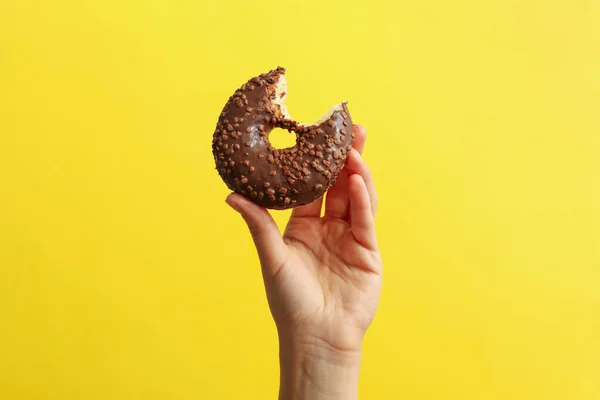 Female Hand Hold Tasty Donut Yellow Background — Stock Photo, Image