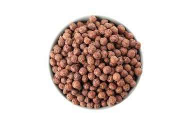 Beyaz arkaplanda izole edilmiş mısır topları olan kase