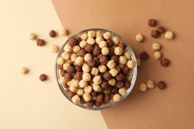 İki ton arkaplanlı mısır topu kasesi