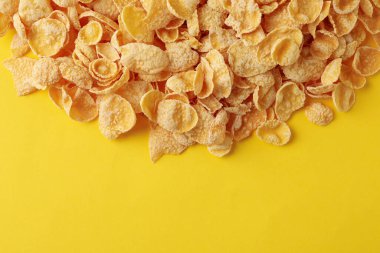 Sarı arka planda leziz müsli, üst manzara