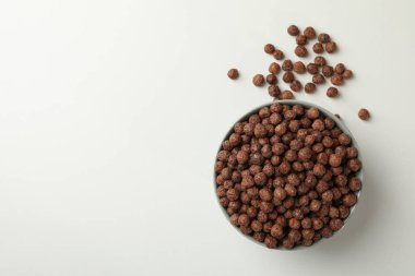 Beyaz arka planda mısır topları olan kase, üst görünüm