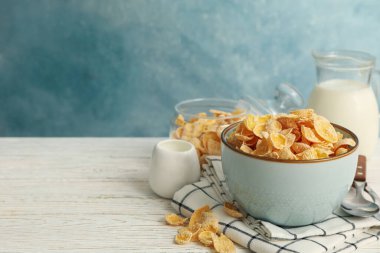 Beyaz ahşap masada müsli ve sütle kahvaltı kavramı