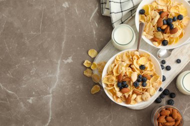 Müsli, böğürtlen, fındık ve sütle kahvaltı kavramı