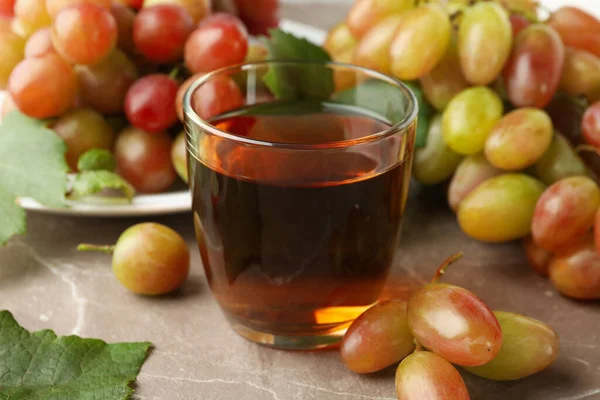 Glas Juice Och Tallrik Med Druva Grå Bakgrund — Stockfoto