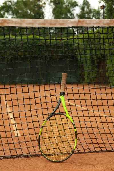 Kil Kortunda Tenis Raketiyle — Stok fotoğraf
