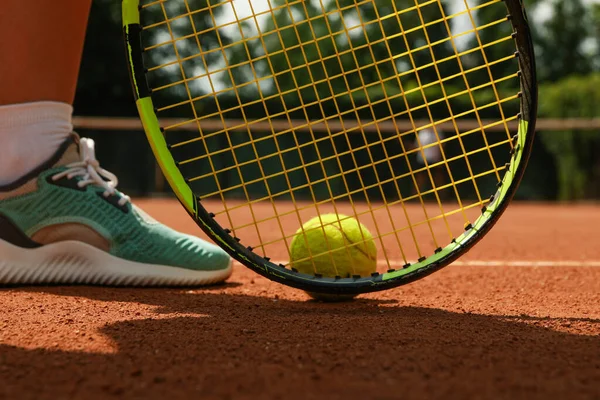 Kvinna Ben Racket Och Tennisboll Lera Domstol — Stockfoto