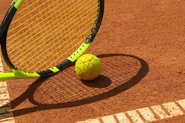Kil Sahada Tenis Raketi Tenis Topu — Stok fotoğraf