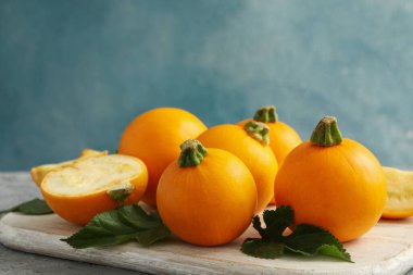 Yuvarlak kabaklı tahta ve gri arkaplanda bırakır