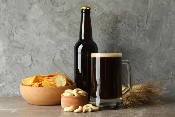 Cerveja Trigo Lanches Fundo Cinza — Fotografia de Stock
