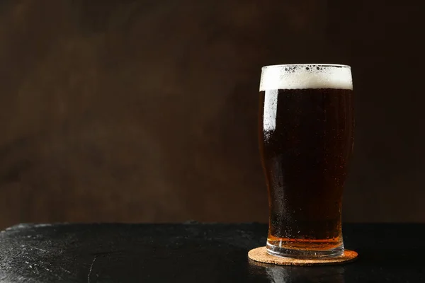 Verre Bière Sur Table Noire Sur Fond Marron — Photo