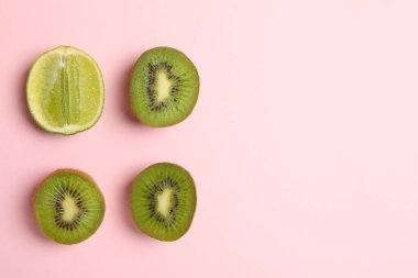 Pembe arkaplanda limon ve avokado, metin için boşluk