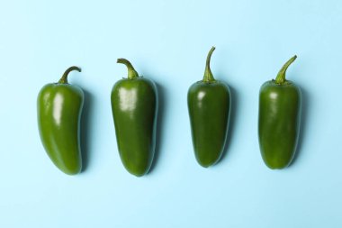 Mavi arkaplanda taze yeşil biber, metin için boşluk