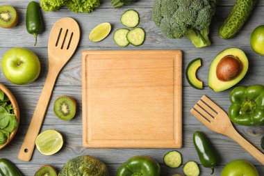 Tahta, çatal, kaşık, sebze ve meyveler ahşap masada.