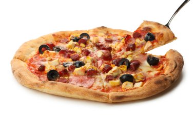 Beyaz arka planda izole edilmiş eti olan lezzetli bir pizza.