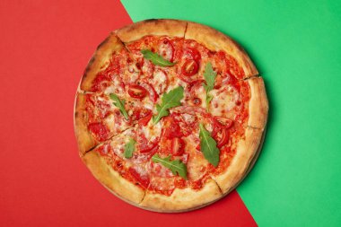 İki tonlu domatesli lezzetli pizza.