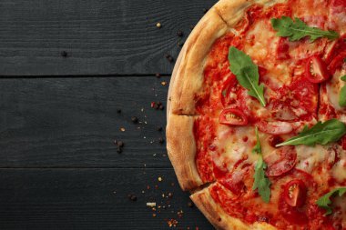 Ahşap arka planda leziz pizza, üst manzara.