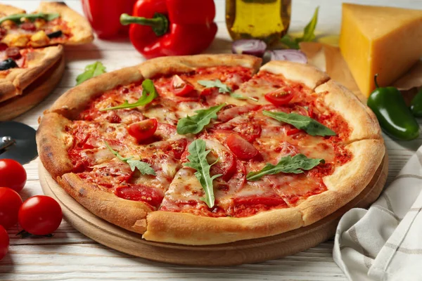 Sabrosa Pizza Ingredientes Sobre Fondo Madera —  Fotos de Stock