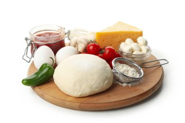 Hamur ve malzemeler beyaz arka planda izole edilmiş pizza pişirmek için.
