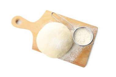 Beyaz arkaplanda hamur ve un bulunan tahta