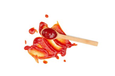 Tahta kaşık ve sos beyaz arkaplanda izole edilmiş.