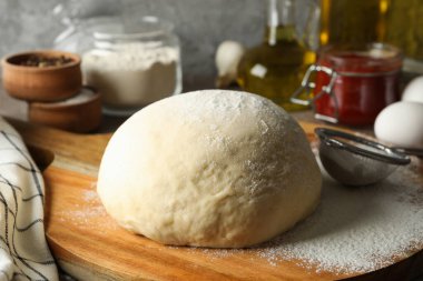 Malzeme ve hamur ile pizza pişirme kavramı