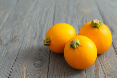 Ahşap zemin üzerinde yuvarlak kabak, metin için boşluk